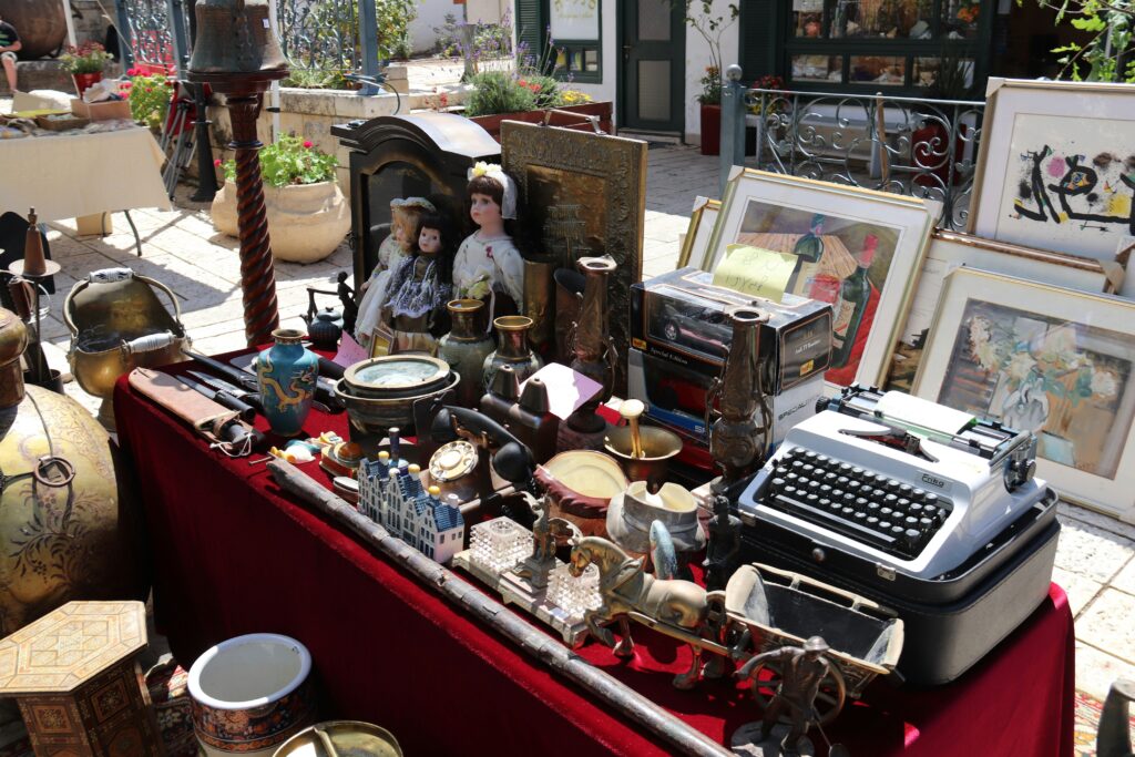 Villeneuve-lès-Avignon Flea Market